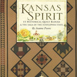 Op de afbeelding: Een boek getiteld Kansas Spirit: 15 Historical Quilt Blocks & The Saga of the Sunflower State door Jeanne Poore. De omslag bevat een centrale illustratie van een zonnebloem, een gebouw en een wagen, omringd door diverse geometrische quiltblokpatronen.