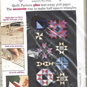 Peut inclure: Un paquet de patrons de courtepointes avec le texte "Try Me" et "Triangle Paper". Le paquet comprend des instructions et du papier quadrillé détachable pour réaliser des triangles demi-carrés. La taille finie de la courtepointe est de 89 cm x 150 cm.