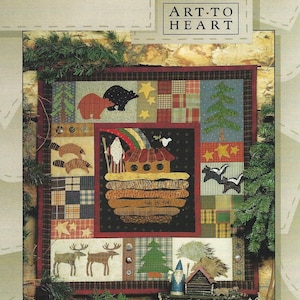 Op de afbeelding: Een kleurrijk quiltblok met een ark van Noach met een regenboog erboven. Het blok is omringd door andere blokken die dieren, bomen en sterren voorstellen. Het quiltblok is getiteld "Twee bij twee".