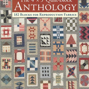 Op de afbeelding: Een boek getiteld The 4" x 5" Quilt-Block Anthology door Carol Hopkins en Linda M. Koenig. De kaft heeft een grijze achtergrond met een raster van 182 kleine, kleurrijke stoffen quiltblokken in diverse geometrische patronen.