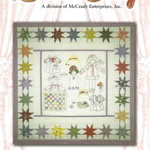 Puede incluir: Un patrón de acolchado con una muñeca de niña con un vestido y un sombrero, rodeada de un borde de estrellas de colores. El patrón se titula "SDP-107 Rose" y es de Shirley Delph.