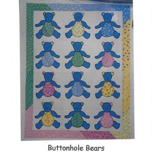 Op de afbeelding: Een quiltpatroon met 12 knoopsgatenberen in verschillende kleuren en patronen. De quilt is 48 inch bij 60 inch. De titel "Buttonhole Bears" staat onder de quilt gedrukt.