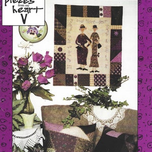 Peut inclure: Une courtepointe en patchwork de couleur pourpre et marron avec le texte "If we live to be a hundred and three... Best friends we still will be." La courtepointe représente deux femmes en robes et chapeaux pourpres. La courtepointe est encadrée et accrochée à un mur. Le texte "#141 BEST FRIENDS" est en bas de l'image.