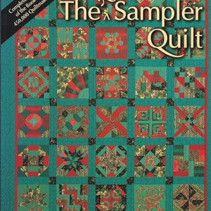 Puede incluir: Portada del libro "The Sampler Quilt" de Diana Leone. Presenta un diseño de colcha de retazos con cuadrados rojos, verdes y dorados. La palabra "New" está en una fuente estilizada. La portada también indica que es una versión completamente actualizada de un libro que lanzó a 450.000 creadores de colchas en todo el mundo.