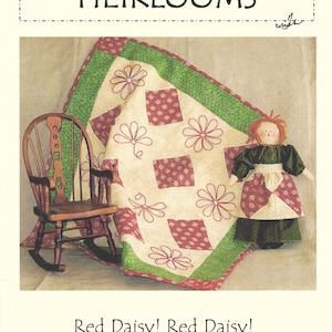 Puede incluir: Un patrón de colcha y muñeca para una colcha roja y blanca con un borde verde y una muñeca roja y blanca con pelo rojo. El patrón se titula "Red Daisy! Red Daisy! & Daisy Mae Quilt & Doll Pattern".