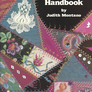 Può includere: La copertina del libro The Crazy Quilt Handbook di Judith Montano presenta un collage di pezzi di tessuto color ottanio, magenta e nero. Il design include ricami complessi, applicazioni in pizzo, stampe floreali, bottoni e una fotografia vintage.