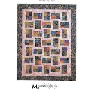 以下が含まれることがあります： 幾何学模様の「Fractions」というタイトルのカラフルなパッチワークキルトパターン。キルトは、青、紫、金、黒など、さまざまな色の長方形のブロックがピンク色の背景に配置されています。パターンはKariによるものです。