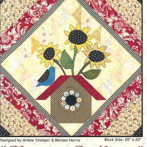 Puede incluir: Un patrón de edredón titulado "Blooming Birdhouse" con una casa para pájaros con girasoles y un pájaro azul. El tamaño del bloque del edredón es de 50,8 cm x 50,8 cm. El diseño incluye el texto "Forever Flowers Pattern 3 of 7".