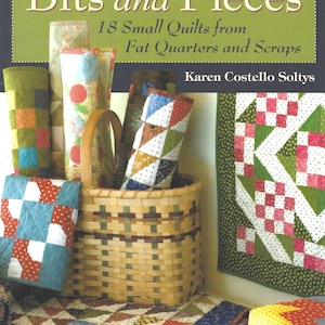 Op de afbeelding: Een boek getiteld Bits and Pieces: 18 Small Quilts from Fat Quarters and Scraps door Karen Costello Soltys. De kaft toont een gevlochten mand gevuld met opgerolde kleurrijke stoffen quilts en een hangende quilt met rode en groene patronen.