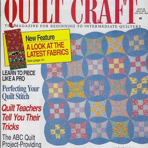 Könnte beinhalten: Das Cover der Zeitschrift "Quilt Craft" vom Juni 1993 zeigt ein Patchwork-Quilt-Design mit blauen, rosa, gelben und weißen Quadraten. Der Text enthält "14 Quilt Craft Projekte" und "Ein Blick auf die neuesten Stoffe."