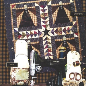 Peut inclure: Un patron de quilt intitulé "Patchwork Angels" présentant une courtepointe en patchwork avec des motifs d'anges, une machine à coudre Singer vintage et deux coussins à épingles en forme d'ange en tissu. Les textes "Glory Girls" et "Purl" sont visibles.