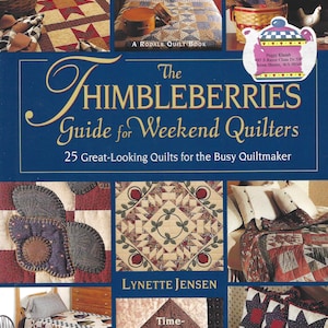Könnte beinhalten: Der Buchumschlag von Thimbleberries Guide for Weekend Quilters zeigt einen blauen Hintergrund mit dem Titel in weißer Schrift. Der Umschlag enthält auch Fotos von Quilts in verschiedenen Mustern und Farben, darunter Rot, Weiß und Blau.