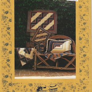 Könnte beinhalten: Ein Quiltmuster namens "Logs and Lace" mit einem Log Cabin Quiltblock-Design. Das Muster stammt von Kindred Spirits und kostet 6,00 € für 2 Meter Stoff.