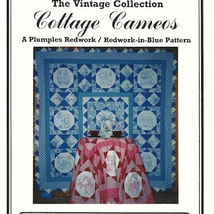 Può includere: Un modello vintage intitolato "Plumples Cottage Cameos" con una trapunta blu e bianca con una tovaglia rossa e bianca. Il modello include disegni di ricamo a trasferimento termico. L'immagine mostra anche una teiera e delle tazze sul tavolo.