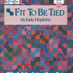 Peut inclure: Une couverture de livre avec un motif de courtepointe en patchwork dans des tons de rouge, bleu et vert. Le titre est "Fit to Be Tied" par Judy Hopkins. Le livre fait partie d'une collection et est le numéro 5 de la série. La couverture du livre indique également qu'il contient 22 courtepointes à nœud papillon avec des blocs rapides et classiques.