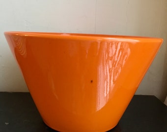 Orangefarbene Vintage-Salatschüssel aus Keramik, gestempelt mit dem Wappen von MBFA Pornic. Französisches Design