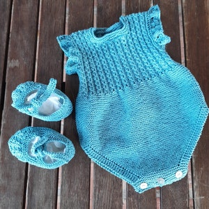 Completo tutina e scarpine per neonato in puro cotone tessuto a mano.
