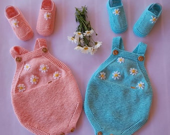 Set overalls en slofjes voor een pasgeboren baby van speciaal katoen voor baby's, met de hand geweven.