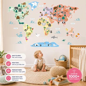 Peut inclure: Un autocollant mural représentant une carte du monde colorée avec des animaux et des plantes illustrés sur chaque continent. La carte inclut les noms de l'Amérique du Nord, l'Europe, l'Asie, l'Afrique, l'Amérique du Sud, l'Australie et l'Antarctique.