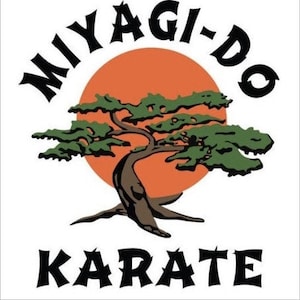 Op de afbeelding: Een zwart-wit logo met de tekst "MIYAGI-DO KARATE" in een gestileerd lettertype. Een gestileerde bonsaiboom met een rode zon erachter bevindt zich in het midden van het logo.