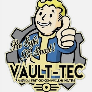 Op de afbeelding: Een cartoonillustratie van een Vault-Tec-mascotte met een duim omhoog, die een blauwe overall en een geel onderhemd draagt. De mascotte staat voor een tandwiel met de tekst "Be Safe! Be Smart!" en "VAULT-TEC" in zwarte letters. Onder de tekst staat de zin "America's First Choice in Nuclear Shelters".
