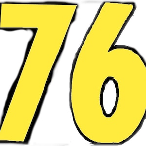 Puede incluir: Un número 76 amarillo con un contorno negro. El número está en una fuente en negrita y estilizada.