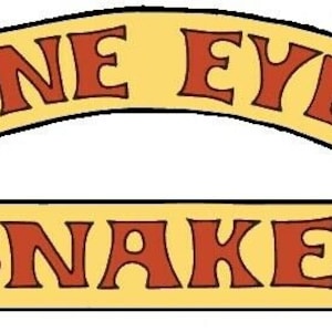 Könnte beinhalten: Gelbe und schwarze Grafik mit den Worten "ONE EYED" in einem gebogenen Banner über "SNAKES" in einem rechteckigen Banner. Der Text ist in einem rötlich-braunen Farbton mit schwarzer Umrandung gehalten.