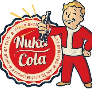 Op de afbeelding: Een rood en wit vintage-logo voor Nuka Cola, een fictief drankje uit de Fallout-videogameserie. Het logo toont een gestileerde fles Nuka Cola en de tekst "Drink Ice Cold Nuka Cola - A Product by Vault-Tec Corp.". Het logo is omgeven door een blauw en wit stervormig ontwerp.