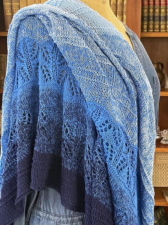Large triangular scarf with lace pattern and tassels in the color gradient (Bobble)