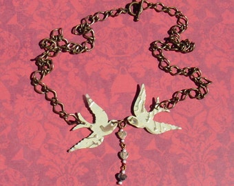 Collier d'oiseau avec des coeurs de pierres précieuses, collier réversible des oiseaux avec des coeurs, collier d'oiseau de chanson avec des coeurs