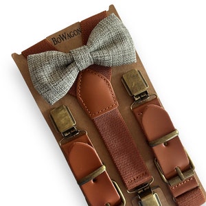 Salbei-grüne Fliege aus Jutegewebe und braune, elastische Hosenträger. Groomsmen Dusty Salbeigrüne Fliege und Cognac Hosenträger.