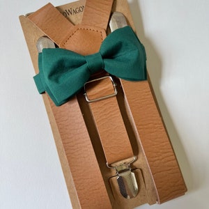 Set di bretelle in pelle vintage marrone chiaro da 1 pollice di larghezza e papillon verde ginepro verde scuro/set di due pezzi. Adulti/bambini.