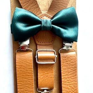 Bretelle vintage in pelle marrone chiaro larghe 1 pollice e set di papillon in raso verde ginepro verde scuro/set di due pezzi. Adulti/Bambini.