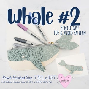Op de afbeelding: Een potlood etui in de vorm van een walvis gemaakt van lichtblauwe stof met witte stippen. Het etui is 19,7 cm lang en 8,9 cm hoog. De tekst "Whale #2 Pencil Case PDF & Video Pattern" is op de afbeelding gedrukt.