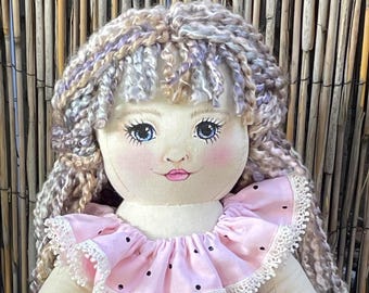 Muñeca rubia plateada pintada a mano – Blusa rosa hecha a mano, falda vaquera, cinturón de cadena