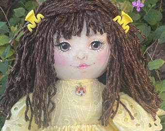 Muñeca morena suave de 45 cm (18 pulgadas) – Rostro pintado a mano, vestido amarillo hecho a mano, colgante de gato.