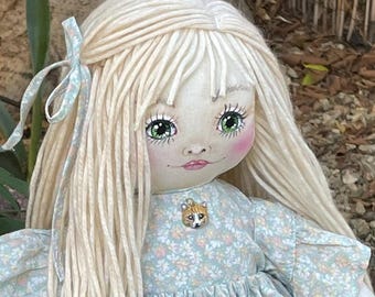 Muñeca rubia de peluche de 45 cm de Posie and Thread - Rostro pintado a mano - Vestido de verano hecho a mano