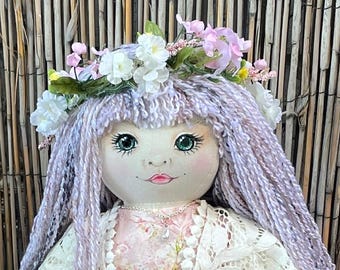 Muñeca coleccionable de 45 cm (18 pulgadas) color rubio fresa – Rostro pintado a mano, corona floral.