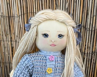 Muñeca rubia coleccionable de 45 cm (18 pulgadas) – Rostro pintado a mano, atuendo de mezclilla reciclada, sandalias hechas a mano.
