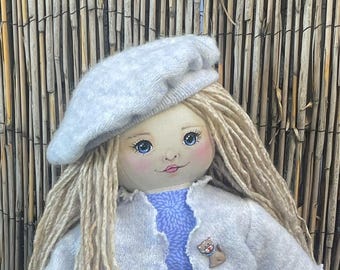 Muñeca rubia suave de 45 cm (18 pulgadas) – Rostro pintado a mano, vestido con estampado de gato, cárdigan, boina.