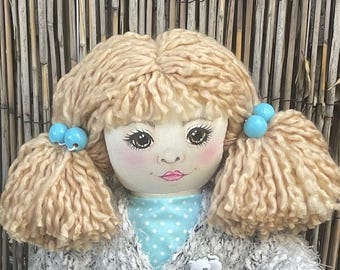 Muñeca coleccionable suave de 18'' - Cara pintada a mano con atuendo hecho a mano