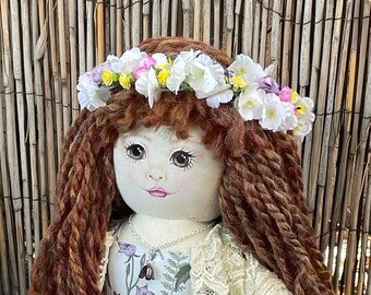 Muñeca artesanal de cabello castaño rojizo – Rostro pintado a mano, vestido floral, chaqueta de encaje, corona.