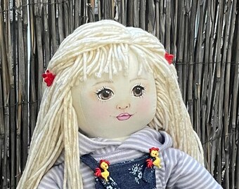 Muñeca rubia hecha a mano por Posie and Thread: rostro pintado a mano, conjunto de mezclilla, sudadera con capucha de punto.