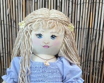 Muñeca Posie and Thread Soft Blonde – Rostro pintado a mano, conjunto de verano hecho a mano