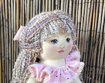 Muñeca coleccionable de tela suave de 45 cm (18 pulgadas) – Blusa gitana hecha a mano, falda vaquera y cinturón de cadena.