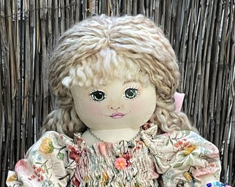 Muñeca rubia de peluche de 45 cm (18 pulgadas) de Posie and Thread - Rostro pintado a mano - Conjunto hecho a mano