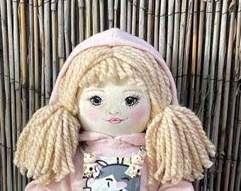 Muñeca coleccionable rubia de 45 cm (18 pulgadas) – Rostro pintado a mano, vestido de gato.
