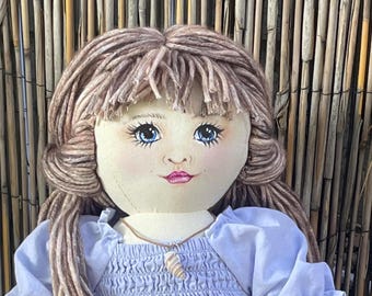 Muñeca hecha a mano de Posie and Thread – Cabello rubio fresa, rostro pintado a mano, vestido de verano