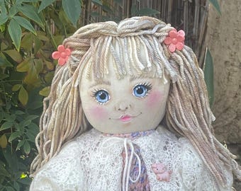 Muñeca rubia de peluche de 45 cm (18 pulgadas) de Posie and Thread - Rostro pintado a mano - Conjunto hecho a mano