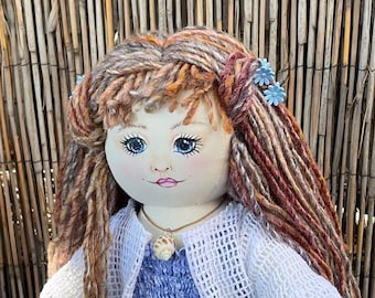 Muñeca coleccionable de 45 cm con cabello castaño rojizo, rostro pintado a mano y atuendo veraniego hecho a mano.